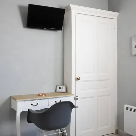 Confortable A Ferrand 25 M² Parking Inclus 아파트 *